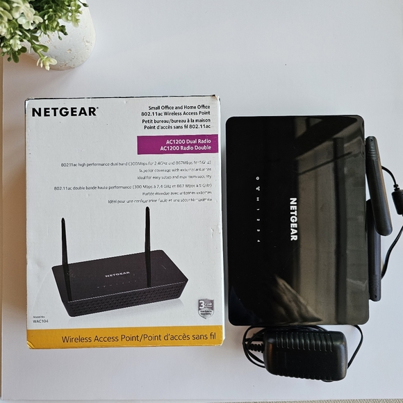 NETGEAR Wireless Desktop Access Point (WAC104) - WiFi Dual-Band AC1200 Speed - Picture 3 of 14